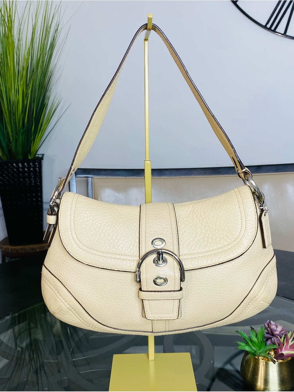 Coach Soho Cream Leather Shoulder Flap Bag Buckle Silver Hardware Vintage